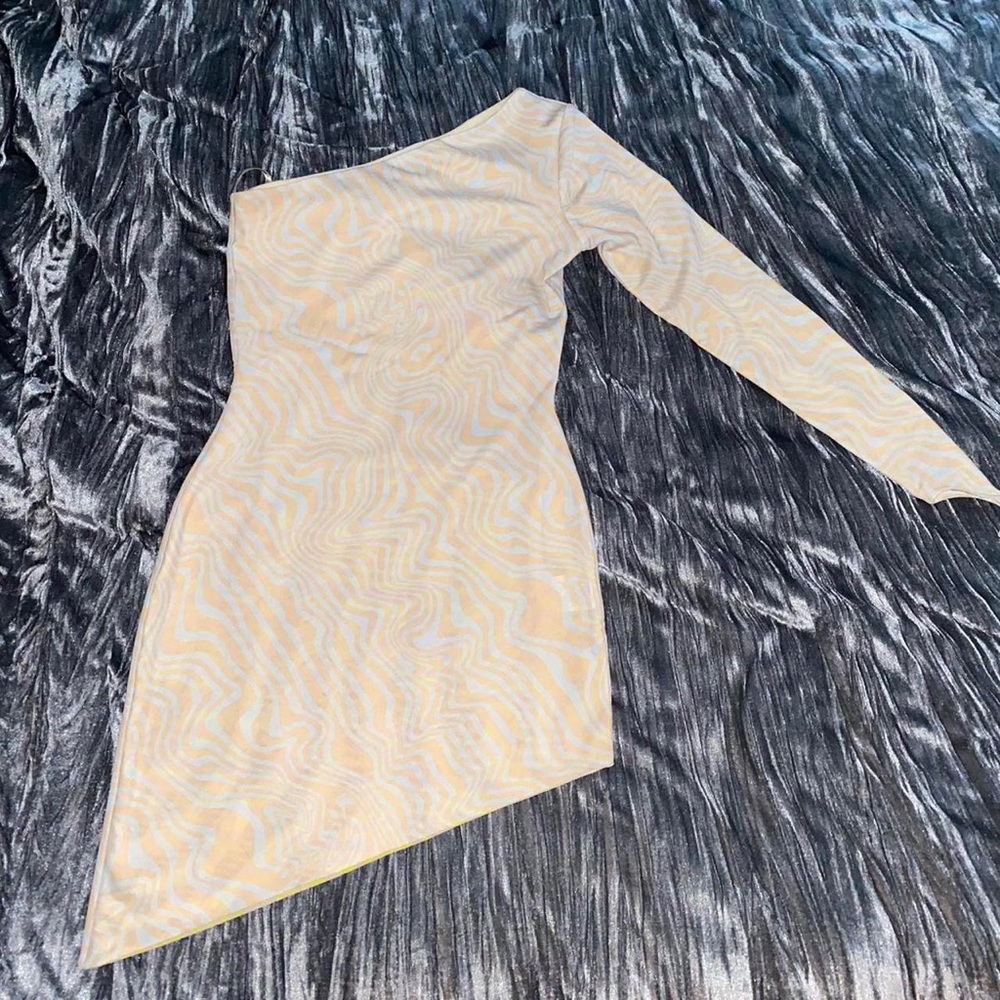 Maisie Wilen Beige and Blue Single-Shoulder Dress
Worn once.